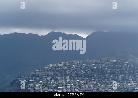 Vue aérienne d'un pittoresque petit village de montagne niché dans les contreforts du paysage montagneux accidenté environnant Banque D'Images