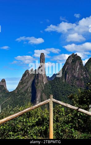 Paysage de montagne avec le célèbre doigt de Dieu 'Dedo de Deuss', à Teresopolis, Rio de Janeiro, Brésil Banque D'Images