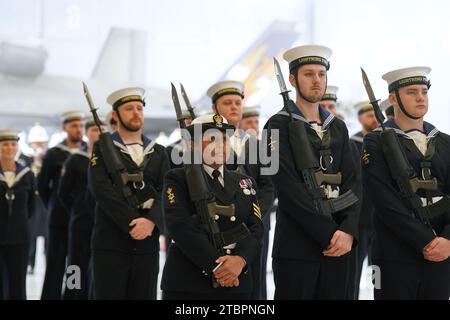 Le personnel du 809 Naval Air Squadron parade lors de la cérémonie de mise en service à la RAF Marham à Norfolk. Ils deviennent le deuxième escadron de première ligne à être mis en place pour piloter les avions de chasse furtifs F-35 Lightning de la RAF. L'escadron a été formé à l'origine en 1941 et plus récemment exploité en 1982, volant pendant la guerre des Malouines avant que l'escadron ne soit désarmé en décembre de la même année. Date de la photo : Vendredi 8 décembre 2023. Banque D'Images