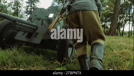 Préparation de la reconstitution historique du combat. Groupe de réacteurs habillés en soldats russes d'infanterie soviétique de l'Armée rouge de la Seconde Guerre mondiale sont Move Soviet Banque D'Images