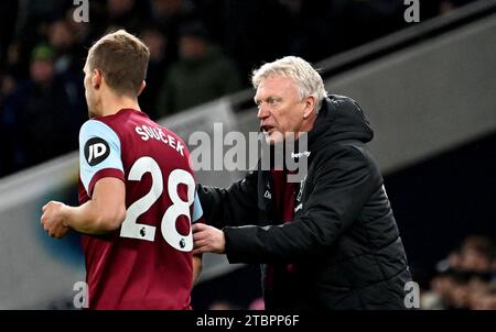 Londres, Royaume-Uni. 07 décembre 2023. David Moyes, directeur de West Ham, parle avec Tomas Soucek de West Ham Utd Pitchside. Match de Premier League, Tottenham Hotspur contre West Ham Utd au Tottenham Hotspur Stadium à Londres le jeudi 7 décembre 2023. Cette image ne peut être utilisée qu'à des fins éditoriales. Usage éditorial seulement photo de Sandra Mailer/Andrew Orchard photographie sportive/Alamy Live News crédit : Andrew Orchard photographie sportive/Alamy Live News Banque D'Images