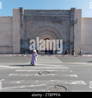 Piétons traversant une route devant Bab Agnaou (porte Agnaou) à Marrakech aka Marrakech, Maroc, 08 décembre 2023 Banque D'Images