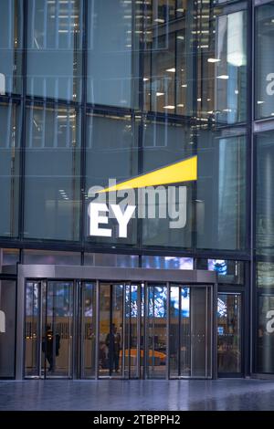 Londres, Royaume-Uni. 8 décembre 2023. EY, Ernst and Young Global Building au 1 London place, Londres, Royaume-Uni. EY aurait supprimé des emplois dans la société de services juridiques EY Riverview Law acquise par EY en 2018. Crédit : Malcolm Park/Alamy Live News Banque D'Images