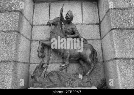 Image en noir et blanc d'une statue de St George tuant le dragon dans une niche d'une église à Caceres, Estrémadure, Espagne Banque D'Images