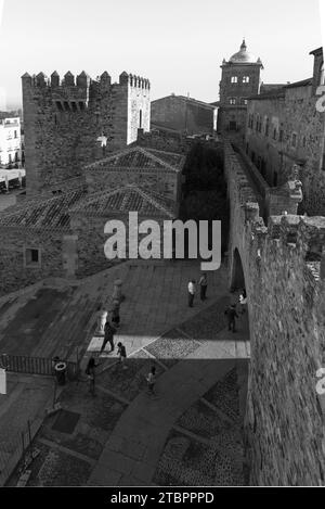 Image en noir et blanc : escalier menant à l'Arco de la Estrella. Tour de Bujaco en arrière-plan. Vieille ville de Caceres, Estrémadure, Espagne. Banque D'Images