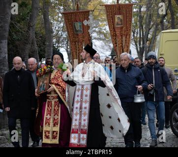 Sozopol, Bulgarie. 06 décembre 2023. Ecclésiastiques orthodoxes orientaux de la St. George Victorious Church, aux côtés du maire Timohir Yanakiev, à gauche, le maire de Sozopol, mène une procession au port pendant Saint Célébrations de la fête de Nicolas, le 6 décembre 2023 à Sozopol, Bulgarie. Crédit : Sgt Bendon Daring-Green/U.S. Armée / Alamy Live News Banque D'Images