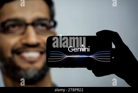 Guwahati, Inde. 8 décembre 2023. Dans cette illustration photo, un logo Gemini est affiché sur un smartphone avec la photo du PDG de Google Sundar Pichai affichée en arrière-plan. Crédit : David Talukdar/Alamy Live News Banque D'Images