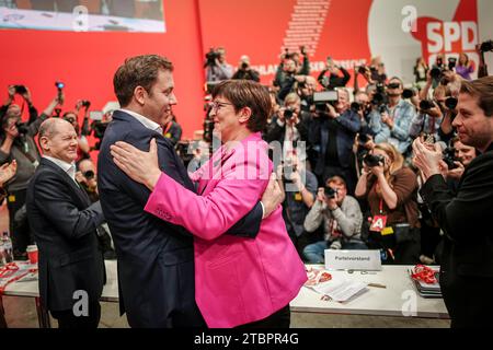 Berlin, Allemagne. 08 décembre 2023. Lars Klingbeil, président fédéral du SPD, et Saskia Esken, présidente fédérale du SPD, s'embrassent à la conférence régulière du SPD au parc des expositions de Berlin après leur élection à la présidence du parti, aux côtés du chancelier fédéral OLAF Scholz (l, SPD) et de Kevin Kühnert, secrétaire général du SPD. Du 8 au 10 décembre 2023, les délégués veulent adopter, entre autres, une motion clé sur la modernisation de l’Allemagne, avec laquelle le SPD veut se positionner pour les prochaines élections fédérales de 2025. Crédit : Kay Nietfeld/dpa/Alamy Live News Banque D'Images