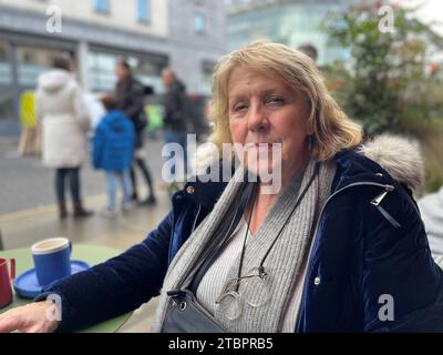 Josie Feeney dans Pearse Street attend que la procession funéraire de Shane MacGowan se fraie un chemin dans les rues de Dublin avant ses funérailles dans Co Tipperary. L'auteur-compositeur, qui a trouvé célèbre en tant que chanteur principal du groupe de punk/folk londonien irlandais The Pogues, est décédé à l'âge de 65 ans la semaine dernière. Date de la photo : Vendredi 8 décembre 2023. Banque D'Images