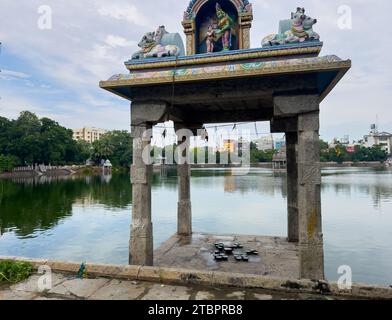 Chennai, Tamil Nadu, Inde - décembre 05 2023 : réservoir du temple de Kapaleeshwarar rempli à ras bord en raison des précipitations causées par les cycloniques sévères Banque D'Images