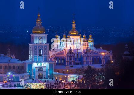 2016-01-08 Kyiv, Ukraine. Célébration de Noël sur la place Mikhailivskiy à Kiev. Vue sur le monastère Mikhailivskiy avec illumination nocturne Banque D'Images