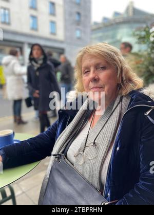 Josie Feeney dans Pearse Street attend que la procession funéraire de Shane MacGowan se fraie un chemin dans les rues de Dublin avant ses funérailles dans Co Tipperary. L'auteur-compositeur, qui a trouvé célèbre en tant que chanteur principal du groupe de punk/folk londonien irlandais The Pogues, est décédé à l'âge de 65 ans la semaine dernière. Date de la photo : Vendredi 8 décembre 2023. Banque D'Images