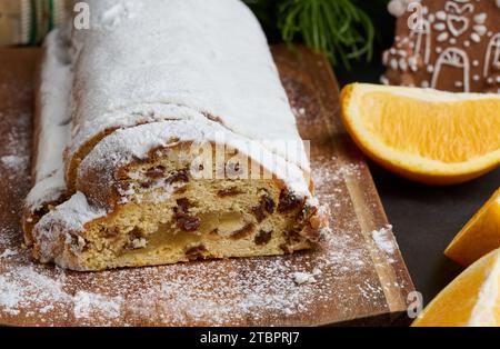 Pâtisseries de Noël en stollen saupoudré de sucre en poudre sur la table, dessert festif Banque D'Images