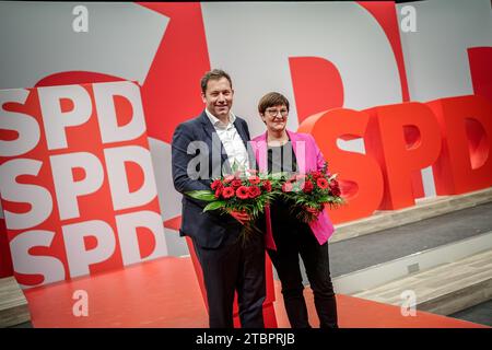 Berlin, Allemagne. 08 décembre 2023. Lars Klingbeil, président fédéral du SPD, et Saskia Esken, présidente fédérale du SPD, montent sur le podium de la conférence régulière du SPD au centre des expositions de Berlin après leur élection à la présidence du parti. Du 8 au 10 décembre 2023, les délégués veulent adopter, entre autres, une motion clé sur la modernisation de l’Allemagne, avec laquelle le SPD veut se positionner pour les prochaines élections fédérales de 2025. Crédit : Kay Nietfeld/dpa/Alamy Live News Banque D'Images