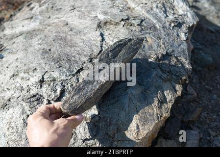 Une vue panoramique à couper le souffle sur un gisement de graphite et la production minérale au milieu d'un paysage de pierre magnifique. Cette image panoramique capture le natur Banque D'Images