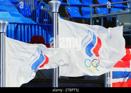 CLASSÉ - 20 février 2022, Chine, Pékin : Olympie, cérémonie de clôture des Jeux olympiques d'hiver de 2022, dans le stade national du nid d'oiseau. Le drapeau du Comité Olympique russe flotte dans le stade. Les athlètes russes et biélorusses sont autorisés à participer aux Jeux Olympiques de Paris en tant qu'athlètes neutres. Le Comité International Olympique a accordé à des athlètes des deux pays la permission de concourir aux Jeux d'été de 2024 vendredi, sous réserve de certaines conditions, à condition qu'ils répondent aux exigences de qualification. Photo : Michael Kappeler/dpa Banque D'Images