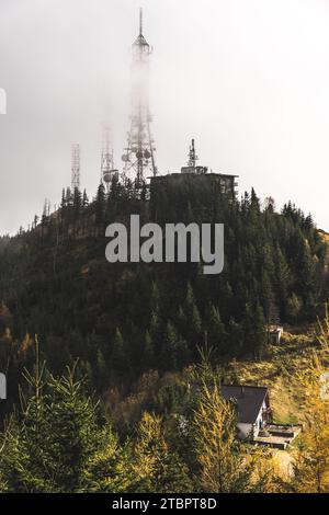 Station de relais de télévision sur la montagne Cozia Banque D'Images