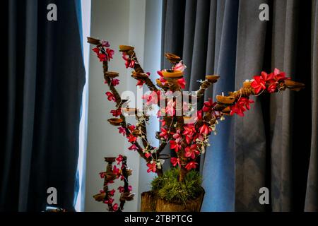 Un vase de fleurs colorées. Dans célèbre , Stick vas Banque D'Images