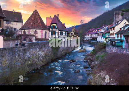 Traditionnelle Française des maisons à colombages et la rivière (Weiss) dans le village de Kayserberg en Alsace, France Banque D'Images