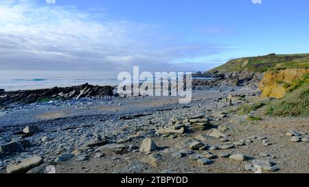 La plage et la côte à Dollar Cove, Gunwalloe sur la péninsule de Lizard, Cornouailles, Royaume-Uni - John Gollop Banque D'Images