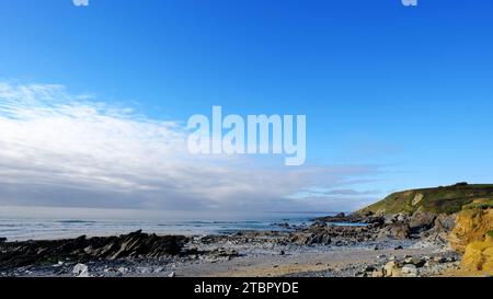 La plage et la côte à Dollar Cove, Gunwalloe sur la péninsule de Lizard, Cornouailles, Royaume-Uni - John Gollop Banque D'Images