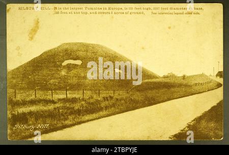 SILBURY HILL, AVEBURY, WILTSHIRE, ANGLETERRE - CARTE POSTALE ANCIENNE Banque D'Images