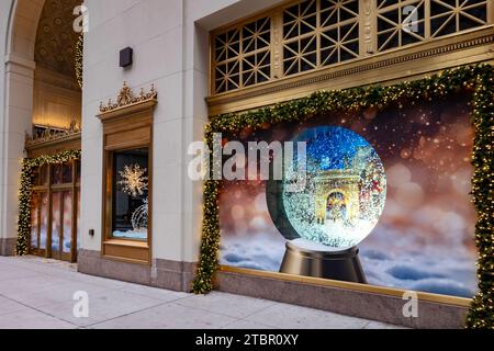 Le bâtiment emblématique Lord & Taylor de la Cinquième Avenue a été restauré et est décoré pour la saison des fêtes, New York City, USA 2023 Banque D'Images