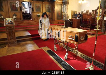 Service funéraire orthodoxe grec à la cathédrale de Saint Luke Glasgow Écosse prêtre grec marchant autour du cercueil avec censeur brûlant de l'encens Banque D'Images