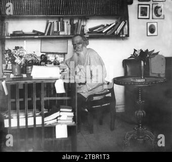 Léon Tolstoï dans son bureau, mai 1908, Yasnaya Polyana, Oblast de Tula, Russie. Année : 1908. Photographe : Sergei Prokudin-Gorskii. Banque D'Images