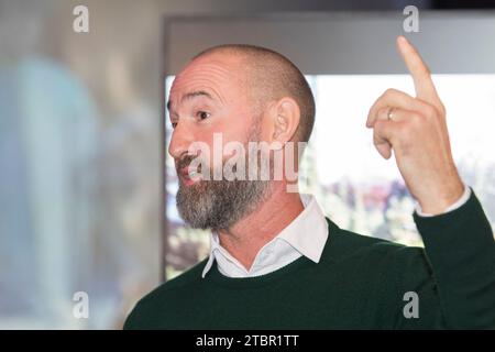 Prague, République tchèque, 8 décembre 2023. Journée de presse à l'exposition "Bond in Motion" au parc des expositions de Prague, République tchèque. L'exposition couvre six décennies d'histoire des films de James Bond et comprend plus de 75 véhicules. L’exposition sera ouverte jusqu’au 31 mars 2024. Photo : le coordinateur des cascades Lee Morrison © Piotr Zajac/Alamy Live News Banque D'Images