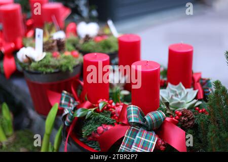 Décoration de Noël à l'intérieur. Une couronne de l'AVENT avec quatre bougies rouges Banque D'Images