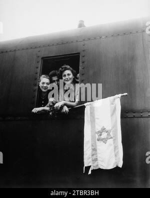 5 juin 1945 : ces enfants juifs sont en route pour la Palestine après avoir été libérés du camp de concentration de Buchenwald. La fille sur le Banque D'Images