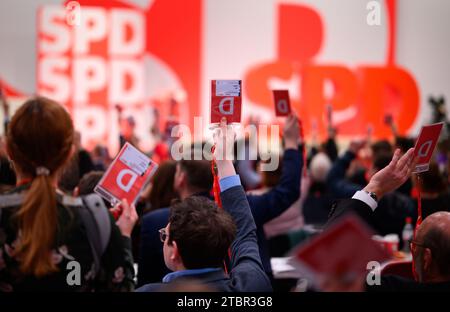 Berlin, Allemagne. 08 décembre 2023. Les délégués votent sur une motion à la conférence régulière du parti fédéral du SPD au Centre des expositions de Berlin. Du 8 au 10 décembre 2023, les délégués veulent adopter, entre autres, une motion clé sur la modernisation de l’Allemagne, avec laquelle le SPD veut se positionner pour les prochaines élections fédérales en 2025. Crédit : Bernd von Jutrczenka/dpa/Alamy Live News Banque D'Images