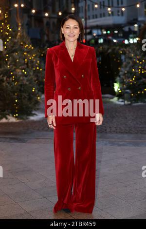 Emma Willis arrive pour les Royal Carols - ensemble au service de Noël à l'abbaye de Westminster à Londres. Date de la photo : Vendredi 8 décembre 2023. Banque D'Images