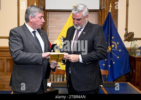 Indianapolis, États-Unis. 08 décembre 2023. Le gouverneur de l'Indiana Eric Holcomb et le ministre flamand Jan jambon photographiés lors d'une mission commerciale du gouvernement flamand en Arizona et en Californie, vendredi 08 décembre 2023. BELGA PHOTO DIRK WAEM crédit : Belga News Agency/Alamy Live News Banque D'Images