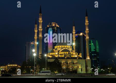 GROZNY, RUSSIE - 29 SEPTEMBRE 2021 : le cœur de la mosquée de Tchétchénie dans le contexte du complexe de la ville de Grozny la nuit de septembre Banque D'Images