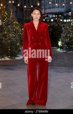 Emma Willis arrive pour les Royal Carols - ensemble au service de Noël à l'abbaye de Westminster à Londres. Date de la photo : Vendredi 8 décembre 2023. Banque D'Images