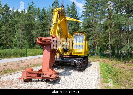 SHARYA, RUSSIE - 07 AOÛT 2022 : abatteuse-groupeuse sur un châssis caterpillar par une journée ensoleillée d'été. Musée de la forêt Banque D'Images