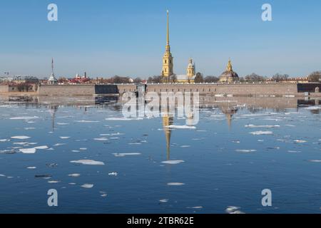 Dérive de glace de printemps aux murs de l'ancienne forteresse Pierre et Paul. Avril à Saint-Pétersbourg. Russie Banque D'Images