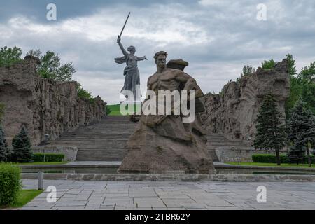 VOLGOGRAD, RUSSIE - 04 JUIN 2023 : composition sculpturale 'Stand to the Death' et le monument 'Motherland Callss' un matin nuageux tôt de juin. MAM Banque D'Images