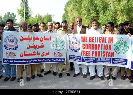 Les participants organisent une marche de sensibilisation contre la corruption organisée par l’établissement anti-corruption (ACE) à Hyderabad le vendredi 8 décembre 2023. Banque D'Images