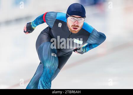 Tomaszow Mazowiecki, Polen. 08 décembre 2023. Dmitry Morozov du Kazachstan concourant sur le 1000m du Groupe B masculin lors de la coupe du monde de patinage de vitesse ISU à l'Arena Lodowa le 8 décembre 2023 à Tomaszow Mazowiecki, Pologne crédit : dpa/Alamy Live News Banque D'Images