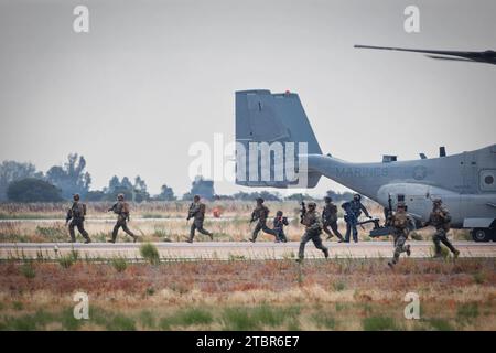 Les US Marines, avec la Marine Air Ground Task Force (MAGTF), débarquent un V-22 Osprey au salon aéronautique américain 2023 à Miramar, en Californie. Banque D'Images