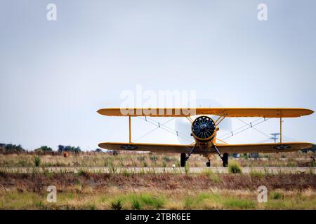 Une Naval Aircraft Factory N3N arrive pour le salon aéronautique américain 2023 à Miramar, en Californie. Banque D'Images