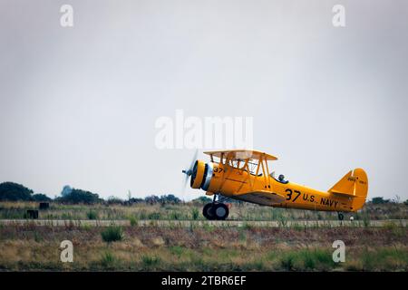 Un avion d'entraînement N3N de Naval Aircraft Factory arrive pour le salon américain Airshow 2023 à Miramar, en Californie. Banque D'Images