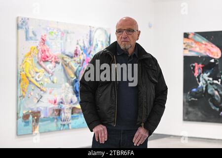 Le peintre tchèque Michael Rittstein lors d'une visite guidée de presse de son exposition pieds sur la table au musée Kampa à Prague, République tchèque, le 8 décembre 2023. Michael Rittstein est l'un des principaux représentants de la peinture figurative expressive tchèque. Il a dirigé l'atelier de peinture de l'Académie des Beaux-Arts de Prague pendant dix-sept ans. Son travail est représenté au Musée Albertina de Vienne, au Centre Pompidou de Paris, au Musée d’Art Danubiana Meulensteen de Bratislava et à la Galerie nationale de Prague. (Photo CTK/Michal Kamaryt) Banque D'Images