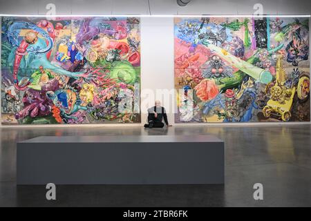 Le peintre tchèque Michael Rittstein lors d'une visite guidée de presse de son exposition pieds sur la table au musée Kampa à Prague, République tchèque, le 8 décembre 2023. Michael Rittstein est l'un des principaux représentants de la peinture figurative expressive tchèque. Il a dirigé l'atelier de peinture de l'Académie des Beaux-Arts de Prague pendant dix-sept ans. Son travail est représenté au Musée Albertina de Vienne, au Centre Pompidou de Paris, au Musée d’Art Danubiana Meulensteen de Bratislava et à la Galerie nationale de Prague. (Photo CTK/Michal Kamaryt) Banque D'Images