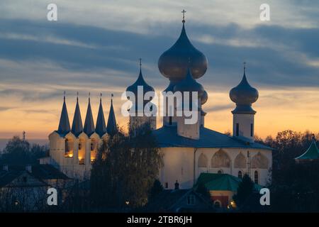 Beffroi et dômes de l'ancienne cathédrale de l'Assomption au crépuscule d'octobre. Monastère Tikhvinsky Assomption. Tikhvin, Russie Banque D'Images