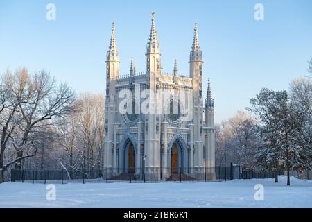 PETRODVORETS, RUSSIE - 07 DÉCEMBRE 2023 : l'ancienne chapelle de St. Prince Alexander Nevsky par une journée ensoleillée de décembre. Alexandria Park. Peterhof Banque D'Images