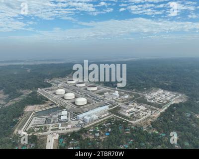 (231208) -- DHAKA, 8 déc. 2023 (Xinhua) -- cette photo aérienne prise le 30 novembre 2023 montre le projet de système d'amarrage monopoint à double canal au port de Chattogram à Moheshkhali, au Bangladesh. Au port de Chattogram, le premier super-grand système de stockage et de transport de pétrole intégré mer-terre du Bangladesh a été mis en service, avec un pétrolier de 100 000 tonnes déchargeant du pétrole via le système d'amarrage à point unique (SPM) construit en Chine. POUR ALLER AVEC «le système SPM construit en Chine livre du pétrole avec succès au port de Chattogram du Bangladesh» (projet bangladais de système d'amarrage à un seul point à double canal Departmen Banque D'Images